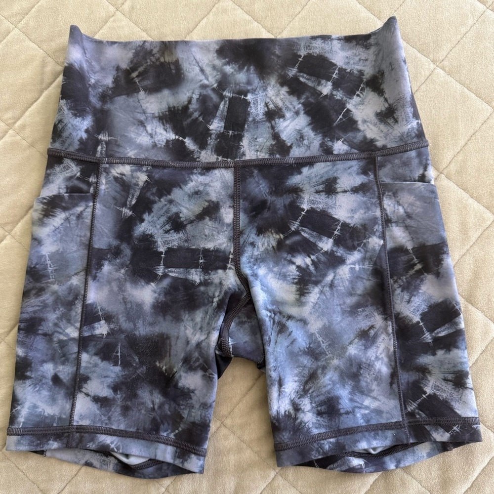 Athleta Salutation Stash 5" short size SM in black/blue/gray print